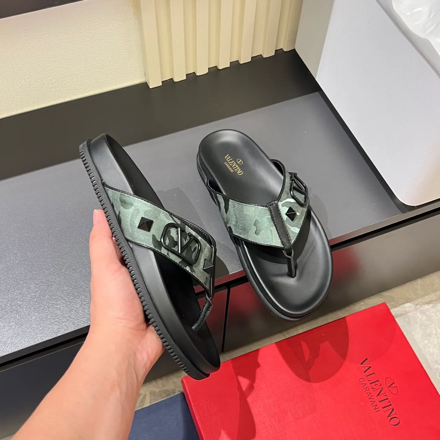 p300《VALENTINO》Warren Men🧍‍♂️Spring and Summer New Style. Cowhide logo flat slippers, elegant sandals, the same style worn by celebrities, original molding, imported calfskin. Rubber outsole. Soft and durable, full set of counter packaging, 38-44!